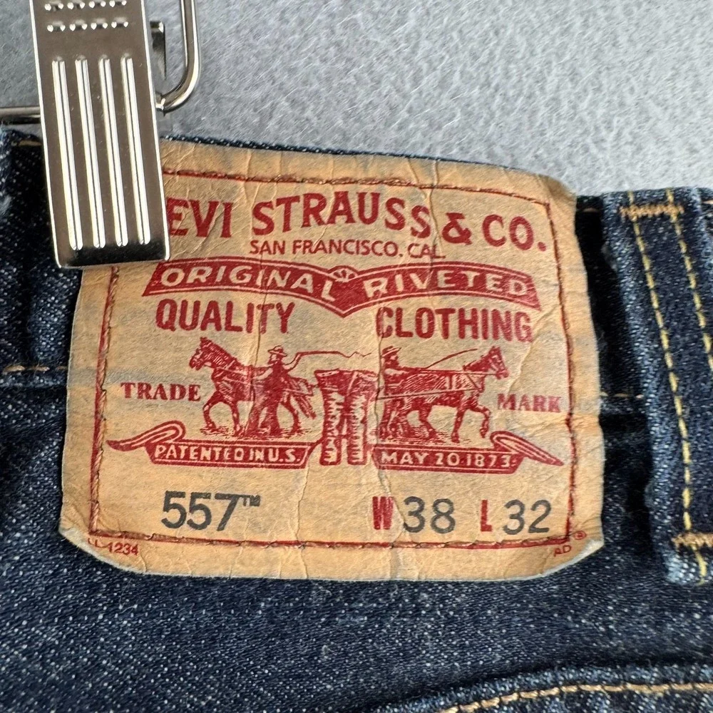 Levis Jeans Mens 38x32 Dark Blue Denim 557 Relaxed Bootcut VTG Y2K